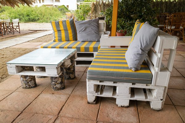 Salon de jardin fait en palette : comment l'intégrer dans votre propriété ?