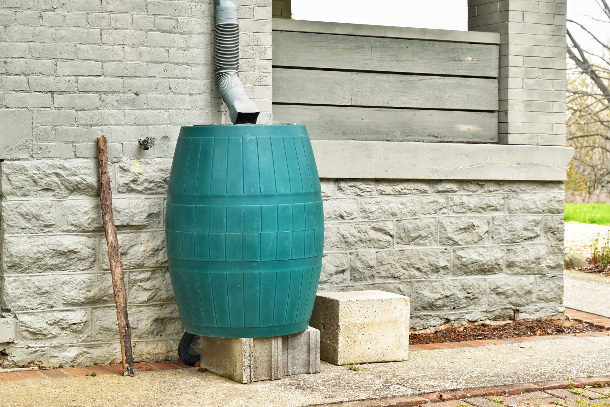 Récupérateur d’eau de pluie enterré : un dispositif pratique et avantageux